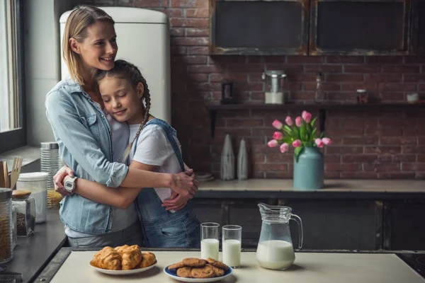 Mamma Figlia Abiti Casual Sorridono Mentre Abbracciano Cucina Casa Biscotti — Foto Stock