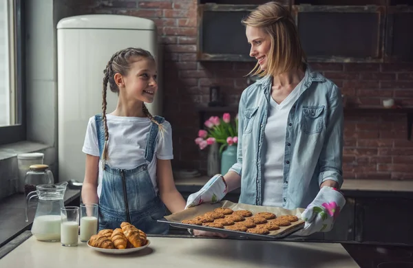 Anya Lánya Néztek Egymásra Mosolyogva Miközben Anya Tart Egy Lapos — Stock Fotó