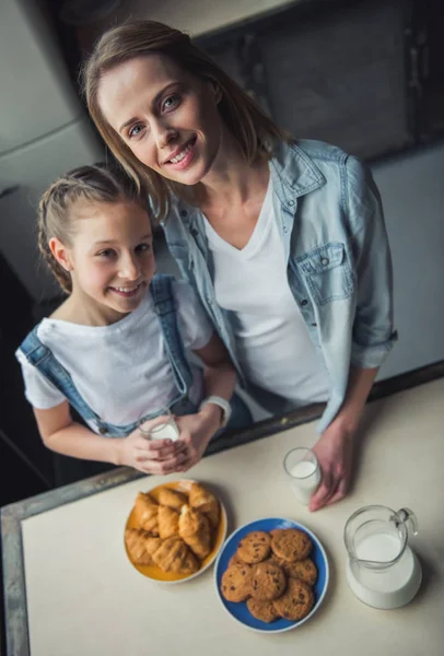 Mama Córka Ubranie Patrząc Kamery Uśmiechając Się Podczas Jedzenia Ciasteczka — Zdjęcie stockowe
