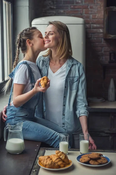 Mamma Figlia Abiti Casual Stanno Mangiando Biscotti Bevendo Latte Cucina — Foto Stock