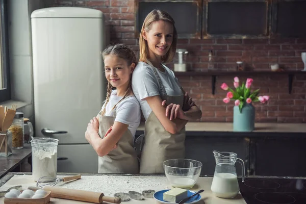 Beautiful Mom Daughter Aprons Looking Camera Smiling While Standing Back — Stock Photo, Image