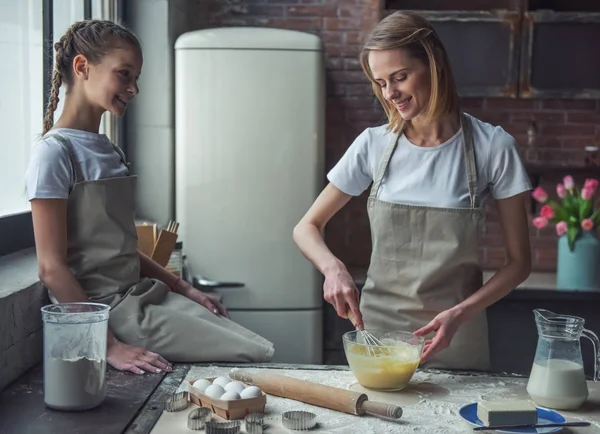 Hermosa Mamá Hija Delantales Están Haciendo Galletas Casa Mamá Está —  Fotos de Stock