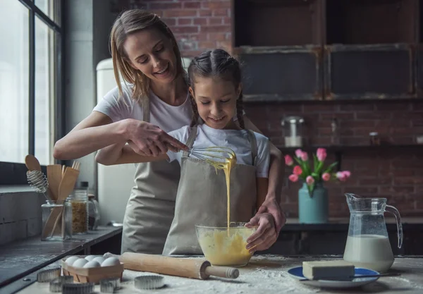 Gyönyörű Anya Lánya Kötények Keveréshez Tojást Mosolyogva Miközben Cookie Otthon — Stock Fotó