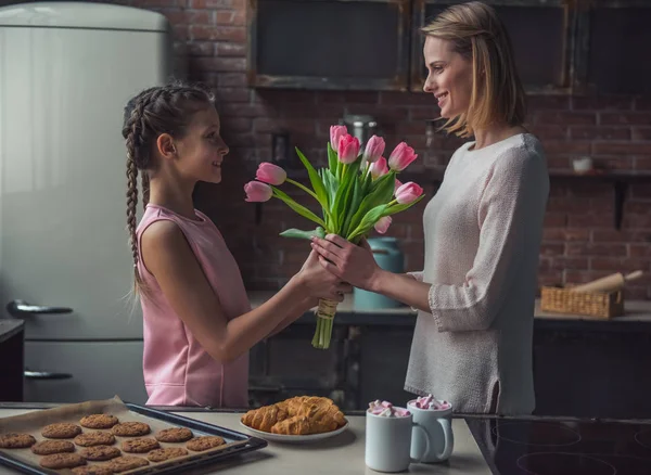 Ragazzina Sta Dando Fiori Sua Madre Entrambi Sorridono Mentre Piedi — Foto Stock