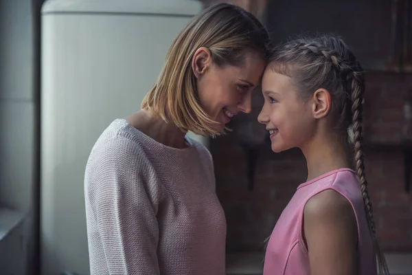 Mamma Figlia Toccano Con Fronte Guardano Sorridono Mentre Sono Cucina — Foto Stock