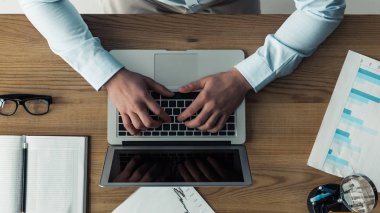 Kırpılmış içinde belgili tanımlık laptop ile ofis, çalışma işadamı üstten görünüm