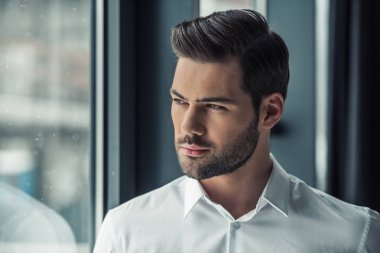 Pencereden dışarı bakarak ve Office dururken düşünüyorum yakışıklı işadamı portresi