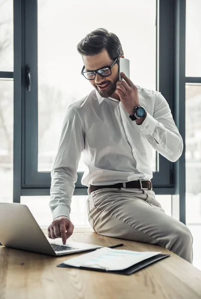 Hombre Negocios Guapo Gafas Está Hablando Teléfono Móvil Uso Ordenador — Foto de Stock