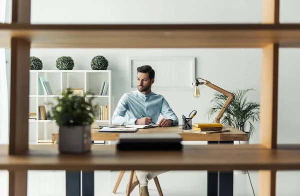 Hombre Negocios Pensativo Guapo Está Tomando Notas Mirando Hacia Otro — Foto de Stock