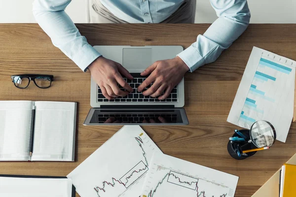 Bovenaanzicht Van Zakenman Die Werken Met Laptop Het Kantoor Bijgesneden — Stockfoto