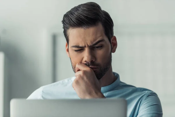 Schöner Nachdenklicher Geschäftsmann Arbeitet Mit Dem Laptop Büro — Stockfoto