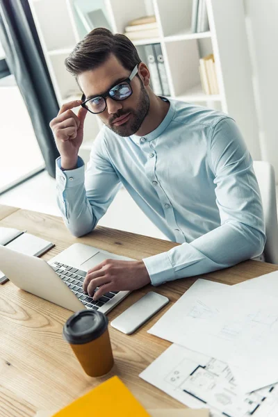 Przystojny Biznesmen Zamyślony Okularach Jest Patrząc Hotelu Myślenia Podczas Pracy — Zdjęcie stockowe