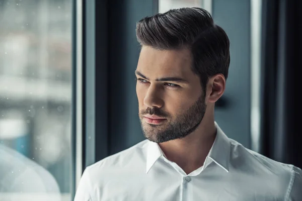 Retrato Hombre Negocios Guapo Mirando Por Ventana Pensando Mientras Está — Foto de Stock