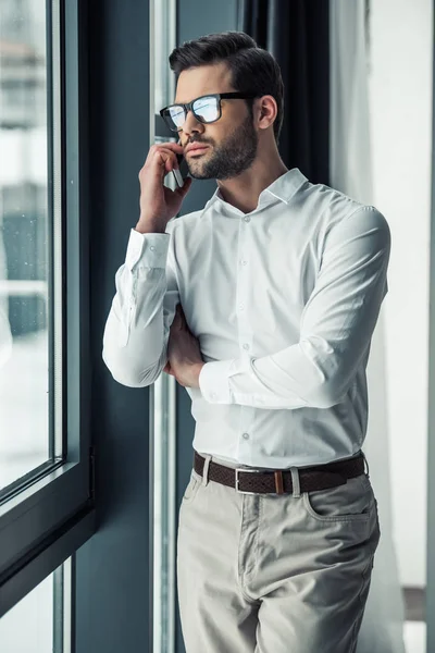 Guapo Hombre Negocios Serio Gafas Está Hablando Teléfono Móvil Mientras — Foto de Stock
