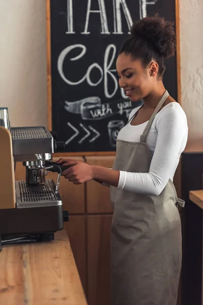 Schöne Afroamerikanische Barista Schürze Kocht Kaffee Mit Einer Kaffeemaschine Und — Stockfoto