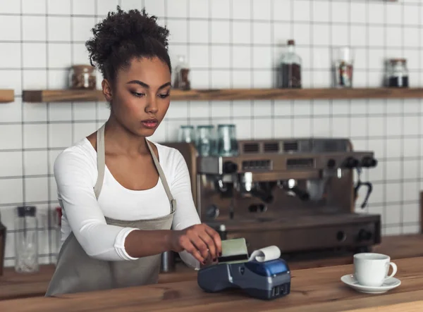 Schöne Afroamerikanische Barista Schürze Benutzt Ein Zahlungsterminal Während Sie Der — Stockfoto