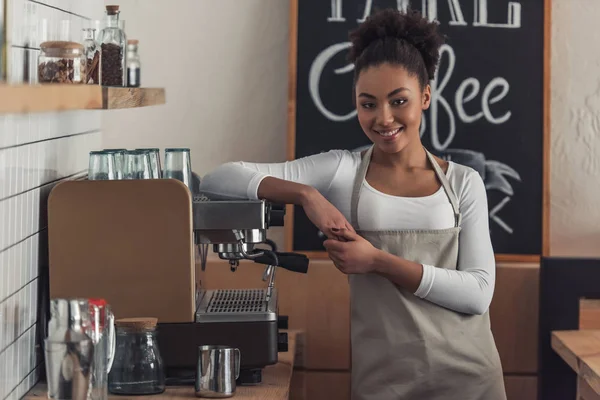 Schöne Afroamerikanische Barista Schürze Blickt Die Kamera Und Lächelt Während — Stockfoto