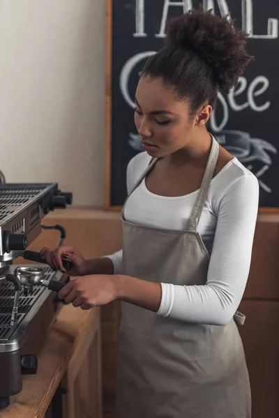 Schöne Afroamerikanische Barista Schürze Bereitet Kaffee Mit Einer Kaffeemaschine — Stockfoto