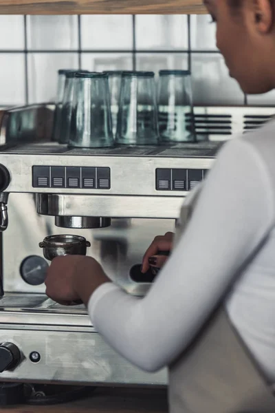 Krásné Afro Americký Barista Zástěře Příprava Kávy Použitím Kávovar — Stock fotografie