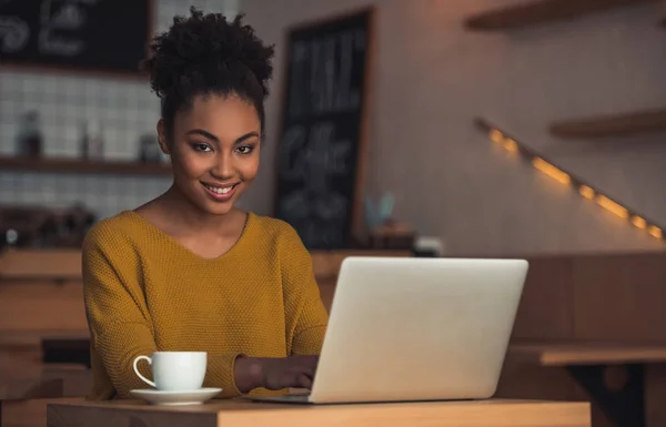 Menina Afro Americana Bonita Roupas Casuais Está Usando Laptop Olhando — Fotografia de Stock