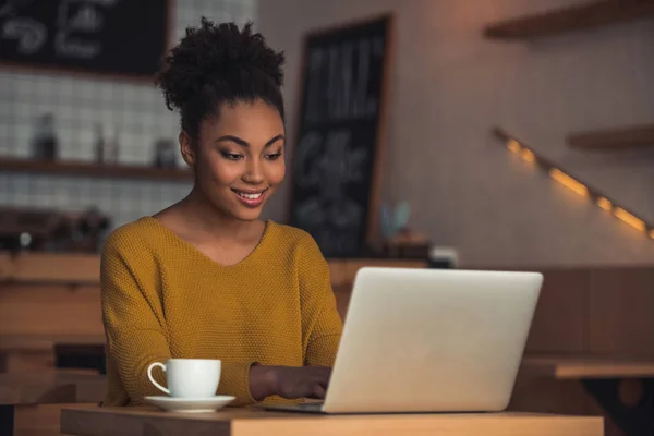 Schöne Afroamerikanische Mädchen Lässiger Kleidung Verwendet Einen Laptop Und Lächelt — Stockfoto