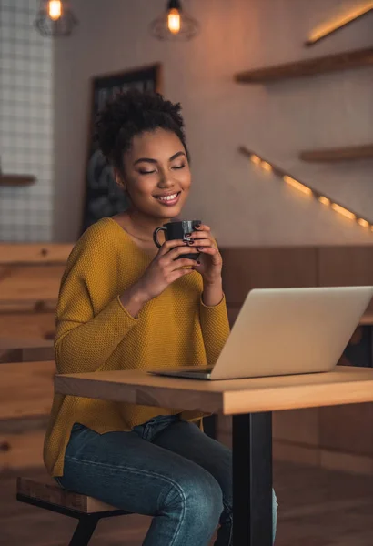 Hermosa Chica Afroamericana Ropa Casual Está Bebiendo Café Sonriendo Mientras —  Fotos de Stock