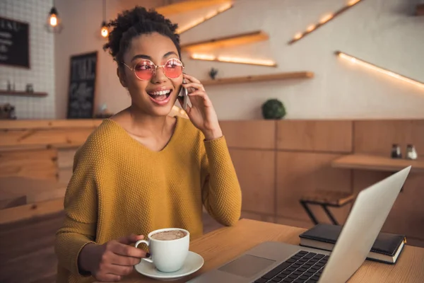 Hermosa Chica Afroamericana Ropa Casual Gafas Está Bebiendo Café Hablando —  Fotos de Stock