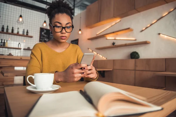 Hermosa Chica Afroamericana Pensativa Ropa Casual Gafas Está Utilizando Teléfono —  Fotos de Stock