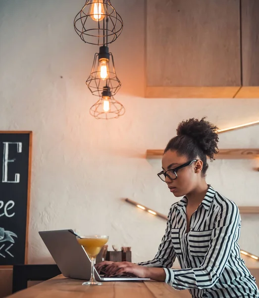 Schöne Afroamerikanische Mädchen Smarter Freizeitkleidung Und Brille Arbeitet Mit Einem — Stockfoto