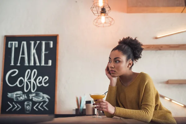 Schönes Afroamerikanisches Mädchen Lässiger Kleidung Trinkt Cocktail Und Denkt Beim — Stockfoto