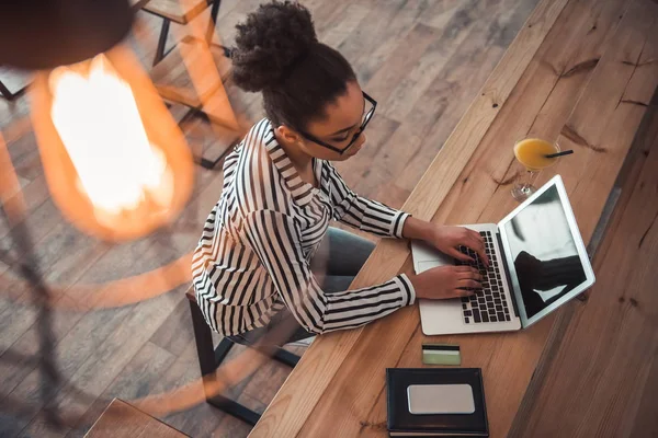 Vista Ángulo Alto Hermosa Chica Afroamericana Ropa Casual Inteligente Gafas —  Fotos de Stock