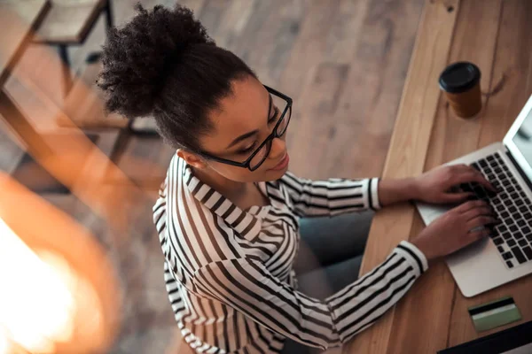 High Winkelansicht Der Schönen Afroamerikanischen Mädchen Smarter Freizeitkleidung Und Brille — Stockfoto
