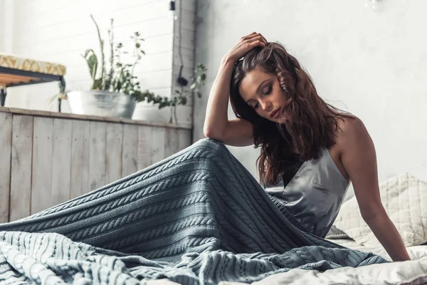 Mooi Meisje Zit Met Gesloten Ogen Bed Thuis — Stockfoto