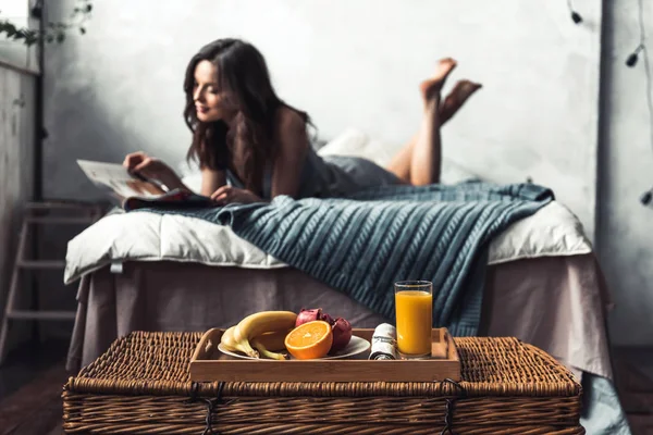 Hermosa Joven Está Leyendo Mientras Está Acostada Cama Casa Una — Foto de Stock