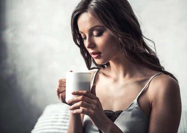 Szép Fiatal Lány Otthon Pihenés Közben Tart Egy Csésze Kávé — Stock Fotó