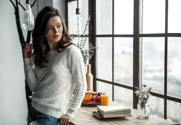 Bella Ragazza Abiti Casual Sta Guardando Fuori Dalla Finestra Mentre — Foto Stock