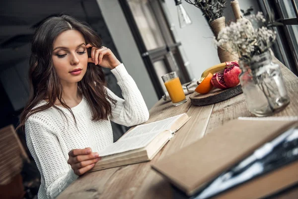 Hermosa Joven Con Ropa Casual Está Leyendo Libro Mientras Está —  Fotos de Stock