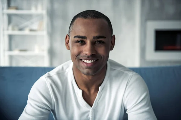 Hombre Afroamericano Guapo Ropa Casual Está Mirando Cámara Sonriendo Mientras — Foto de Stock