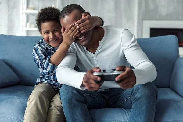 Feliz Afro Americano Padre Hijo Sofá Casa Niño Está Cubriendo —  Fotos de Stock