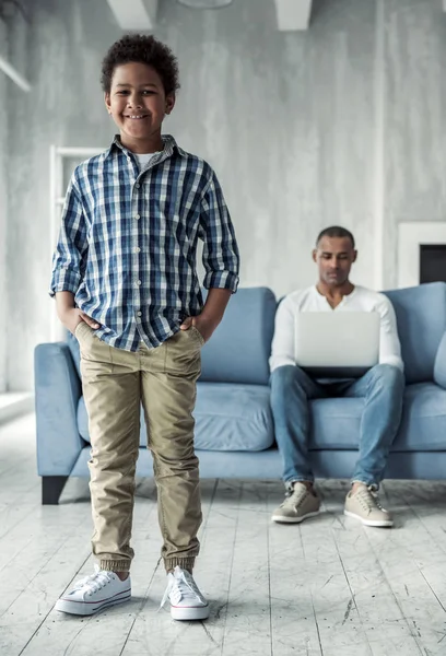 Chico Afroamericano Está Mirando Cámara Sonriendo Mientras Padre Está Usando — Foto de Stock