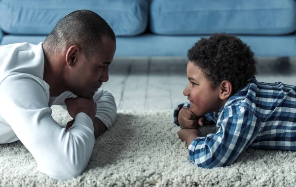 Feliz Afro Americano Padre Hijo Ropa Casual Miran Uno Otro — Foto de Stock