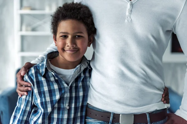 Feliz Chico Afroamericano Ropa Casual Está Mirando Cámara Sonriendo Mientras — Foto de Stock