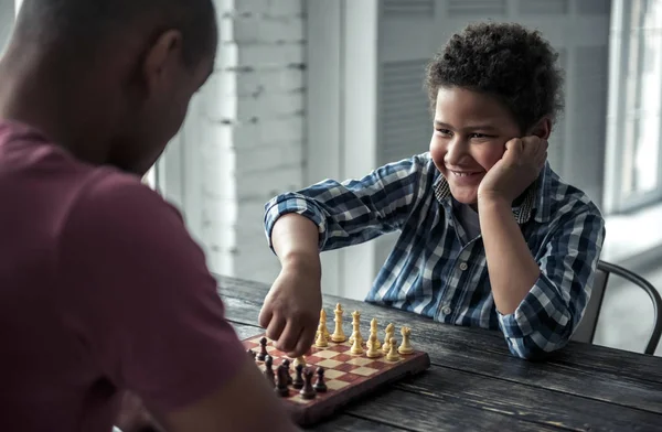 Afroamericanos Padre Hijo Ropa Casual Están Jugando Ajedrez Mientras Pasan — Foto de Stock