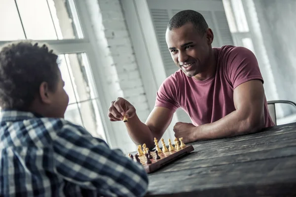 Afro American Padre Hijo Ropa Casual Están Jugando Ajedrez Mientras — Foto de Stock