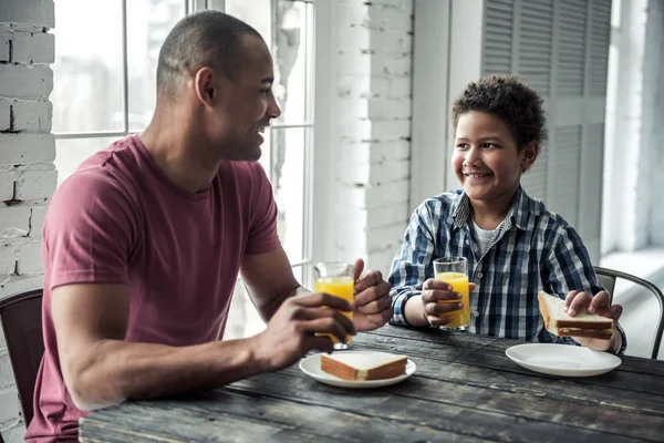 Afroamericanos Padre Hijo Ropa Casual Están Hablando Sonriendo Mientras Comen — Foto de Stock