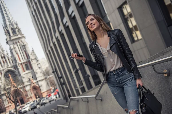 Mooi Jong Meisje Casual Kleding Bezit Van Een Smartphone Glimlachen — Stockfoto