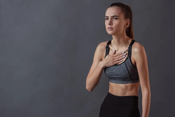 Hermosa Chica Ropa Deportiva Está Tocando Pecho Sintiendo Dolor Sobre — Foto de Stock