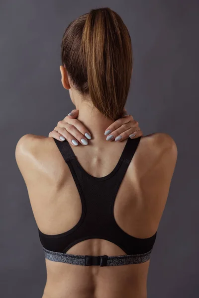 Spor Giyim Gri Arka Plan Üzerinde Boynuna Dokunuyor Güzel Kızı — Stok fotoğraf