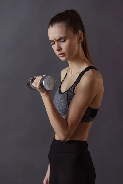 Hermosa Chica Ropa Deportiva Está Haciendo Ejercicios Con Mancuerna Sobre —  Fotos de Stock