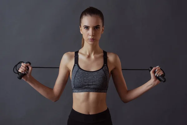 Hermosa Chica Ropa Deportiva Está Sosteniendo Una Cuerda Saltando Mirando —  Fotos de Stock